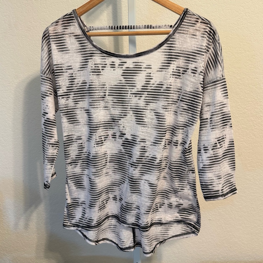 Ideology Women’s Size Small Dropped-Shoulder 3/4 Sleeve Lightweight Athletic Top